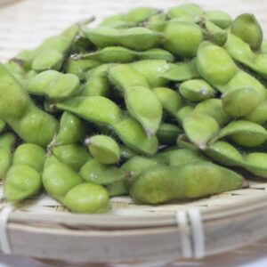 竹ザルに盛られた枝豆